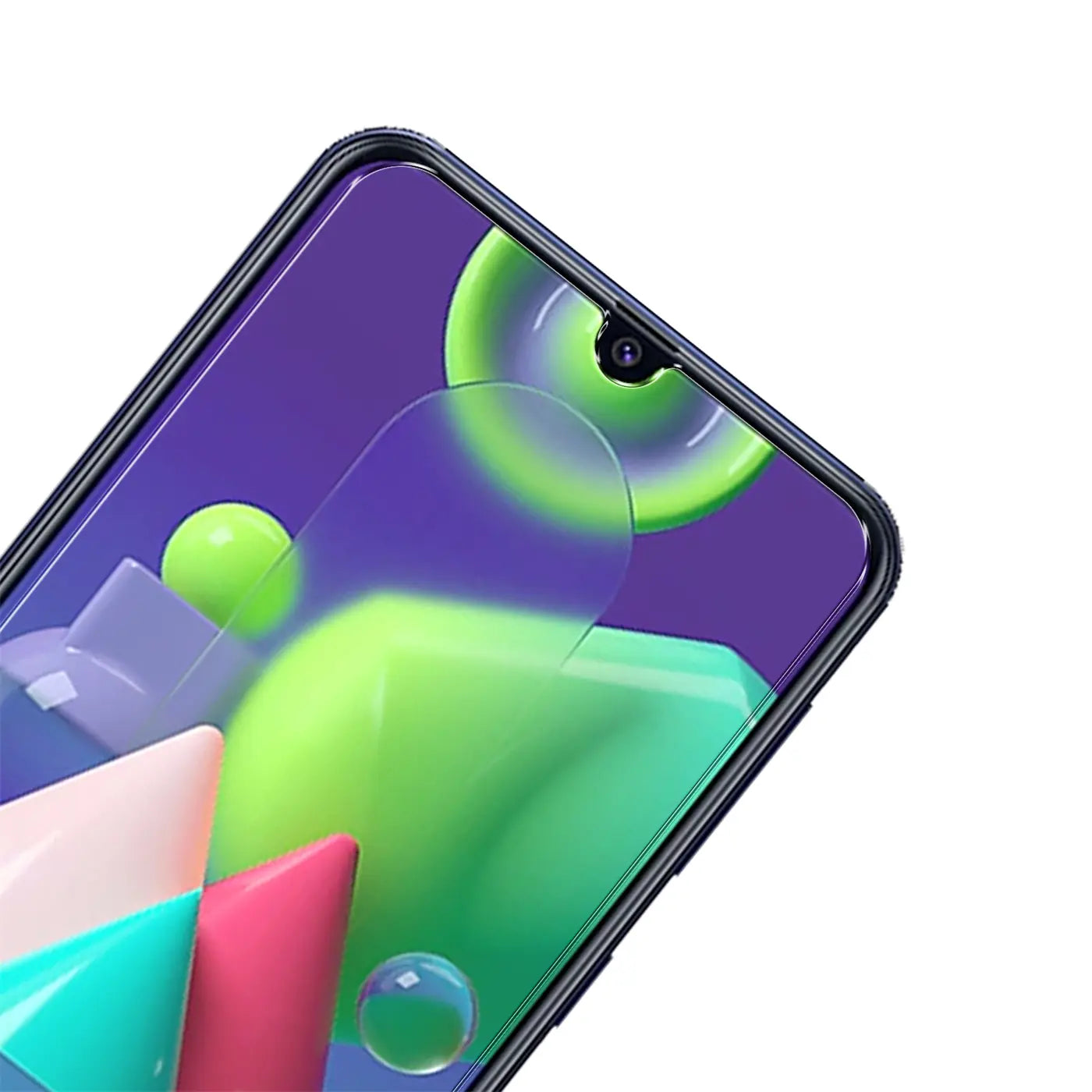 Nahaufnahme eines Samsung Galaxy M21/M30s mit schwarzem Rahmen und Panzerglas, schräg von oben.
