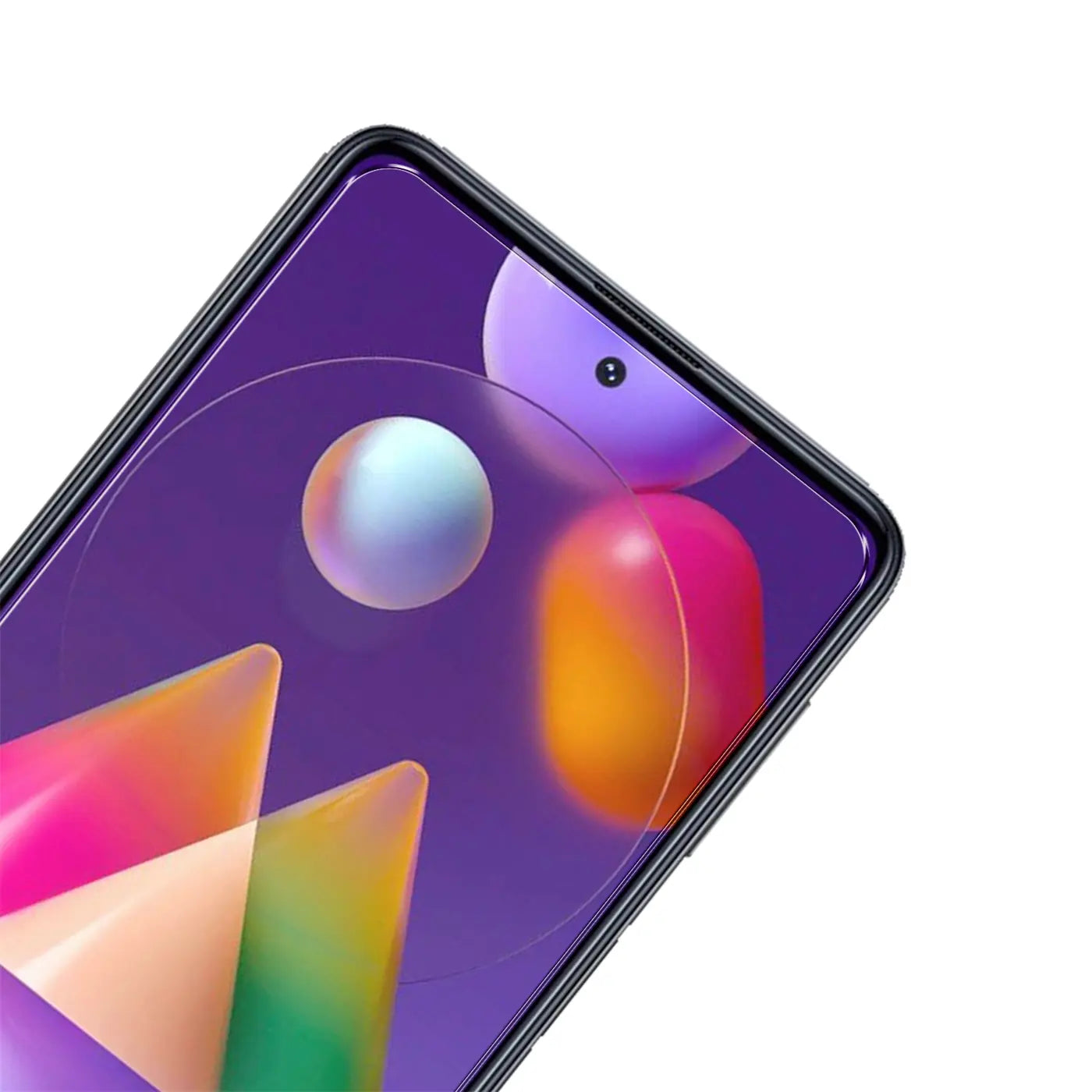 Nahaufnahme eines Samsung Galaxy M31s mit transparentem Panzerglas-Displayschutz, schräg von oben rechts.