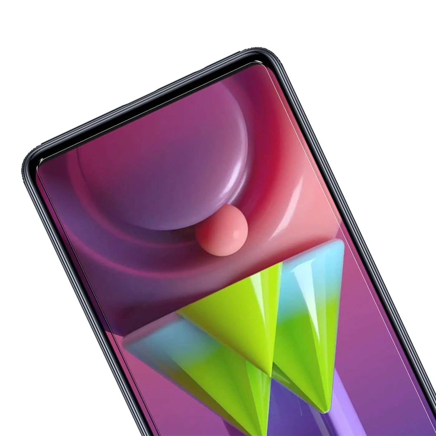 Nahaufnahme des oberen Bereichs eines Samsung Galaxy M51 mit glänzendem Panzerglas-Displayschutz, schräg von oben.
