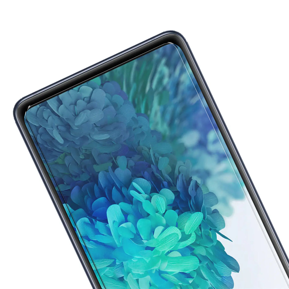 Nahaufnahme eines Samsung Galaxy S20 FE mit Panzerglas-Displayschutz, schräg von oben, blauer Hintergrund.