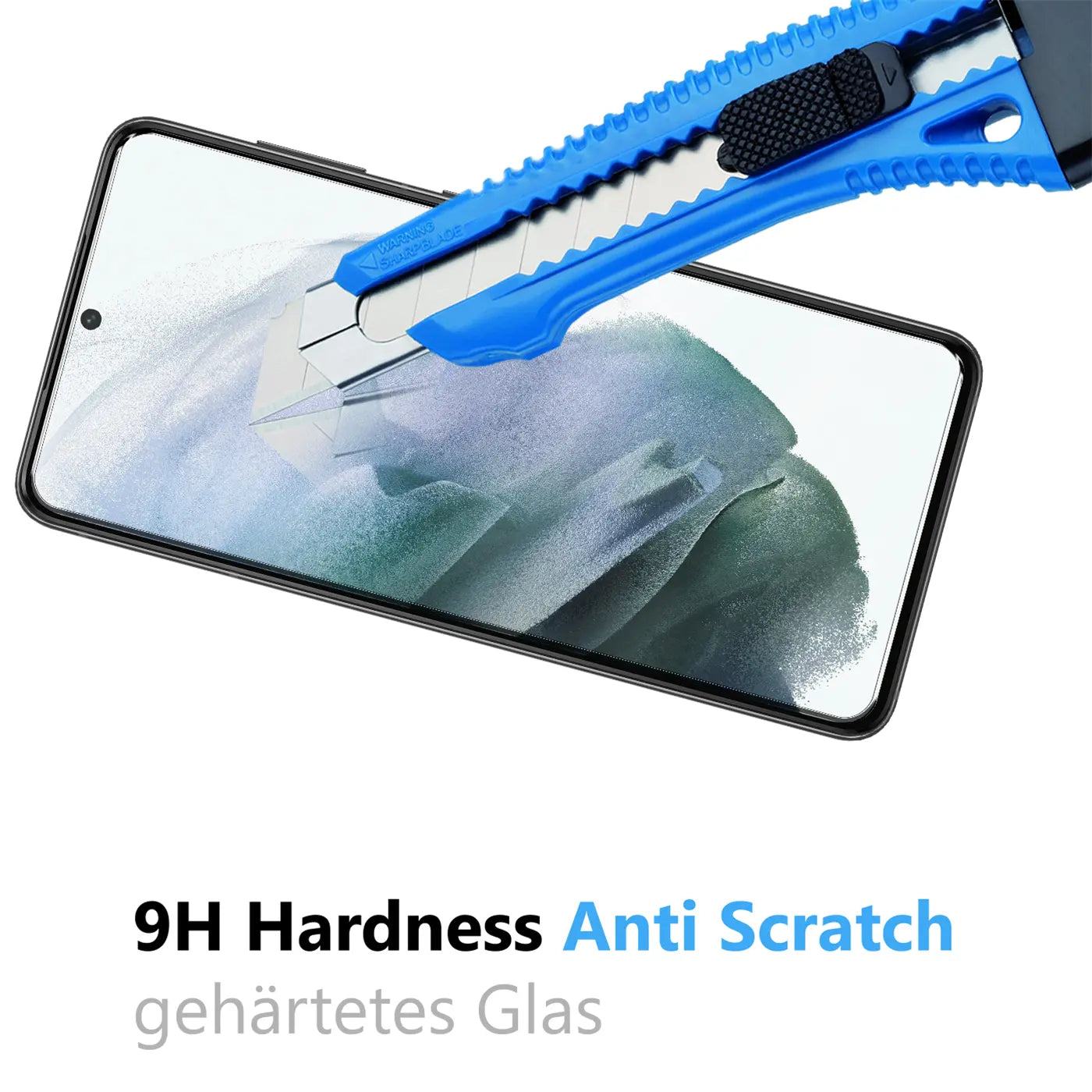 Blaues Cuttermesser auf schwarzem Samsung Galaxy S21 Display. Das Panzerglas zeigt keine Kratzer. Schräg von oben.