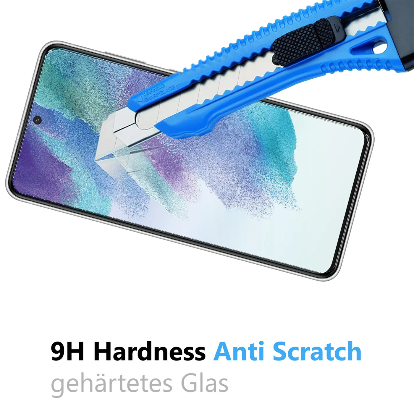 Blaues Cuttermesser auf dem Display eines Samsung Galaxy S21 FE, das die Kratzfestigkeit des Panzerglases demonstriert.