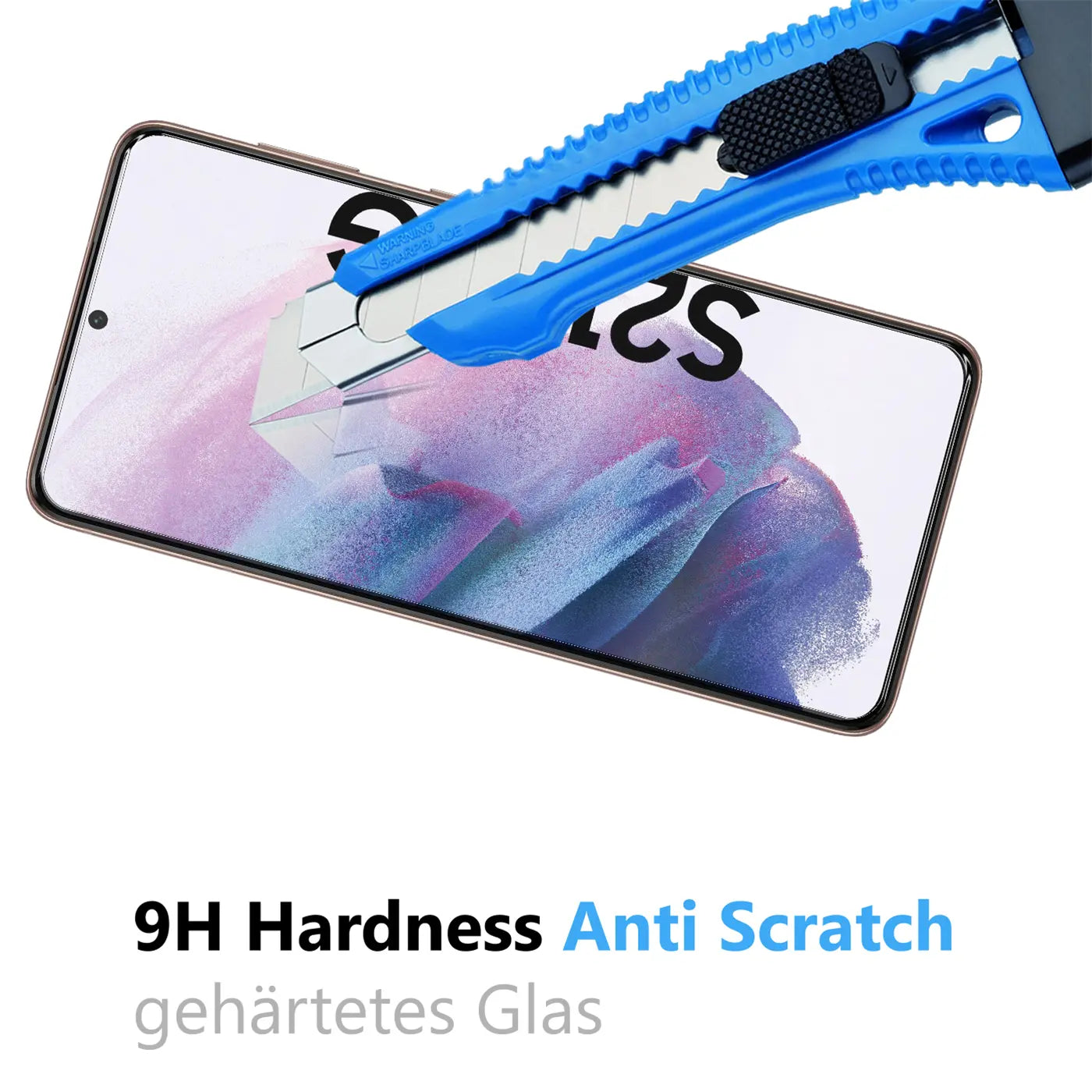 Blau-schwarzes Cuttermesser kratzt auf dem Display eines Samsung Galaxy S21 Plus, das mit Panzerglas geschützt ist.