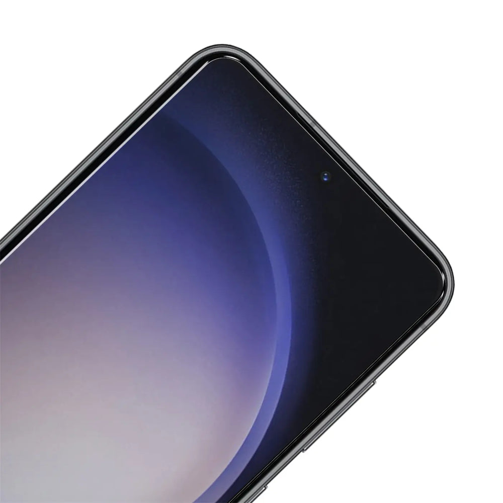 Nahaufnahme: Oberer Teil eines schwarzen Samsung Galaxy S23 mit Panzerglas-Displayschutz, schräg von oben.