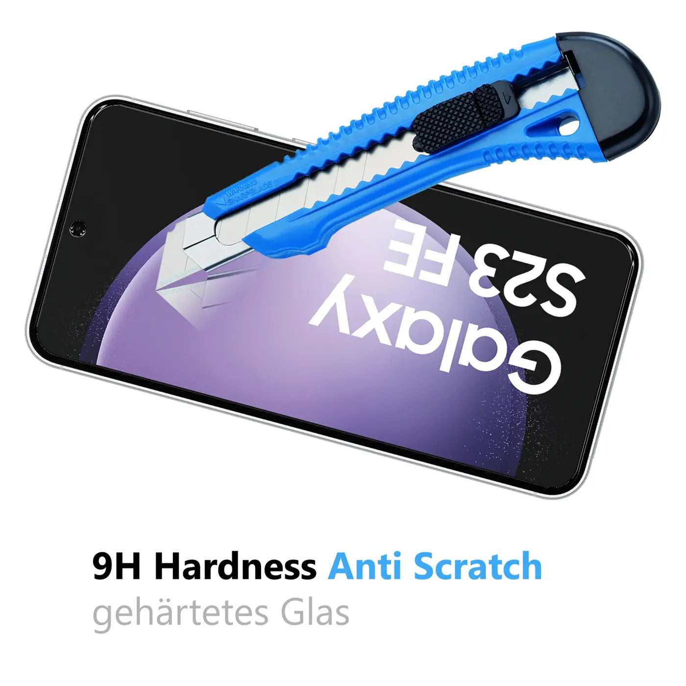 Blaues Cuttermesser auf dem Display eines schwarzen Samsung Galaxy S23 FE, das Panzerglas simuliert.