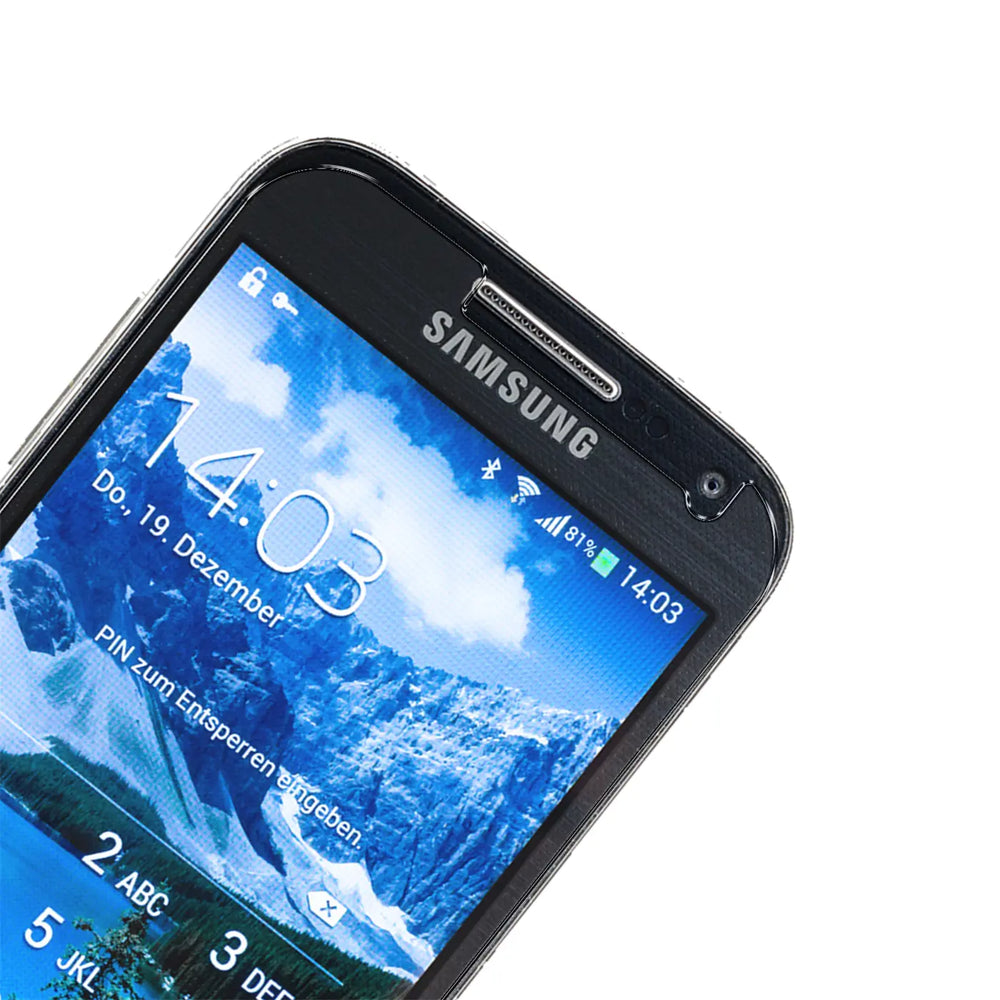 Nahaufnahme des oberen Bereichs eines schwarzen Samsung Galaxy S4 Smartphones mit Display und Panzerglas.