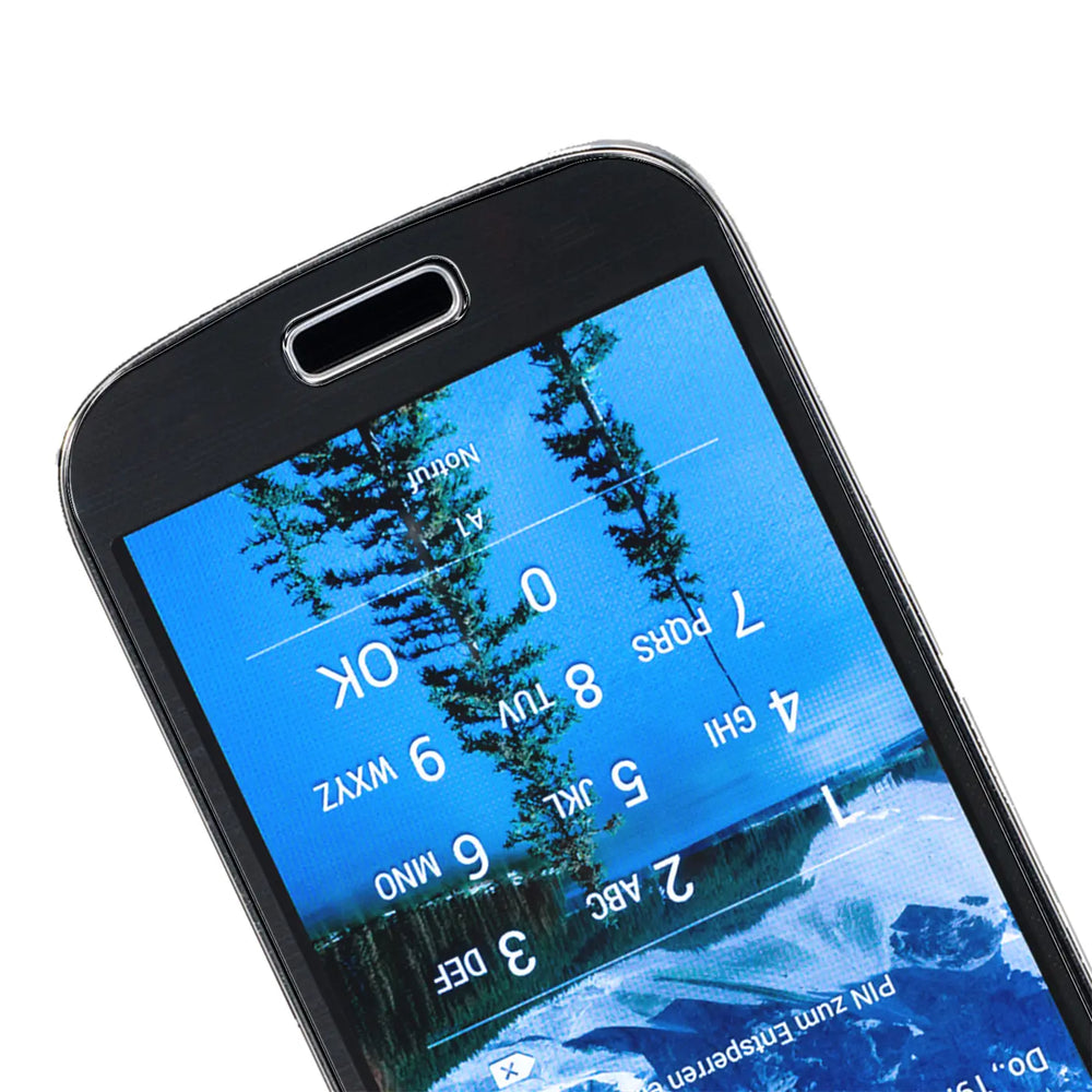 Nahaufnahme eines schwarzen Samsung Galaxy S4 mit Display-Tastatur und Landschaftshintergrund, schräg von oben.