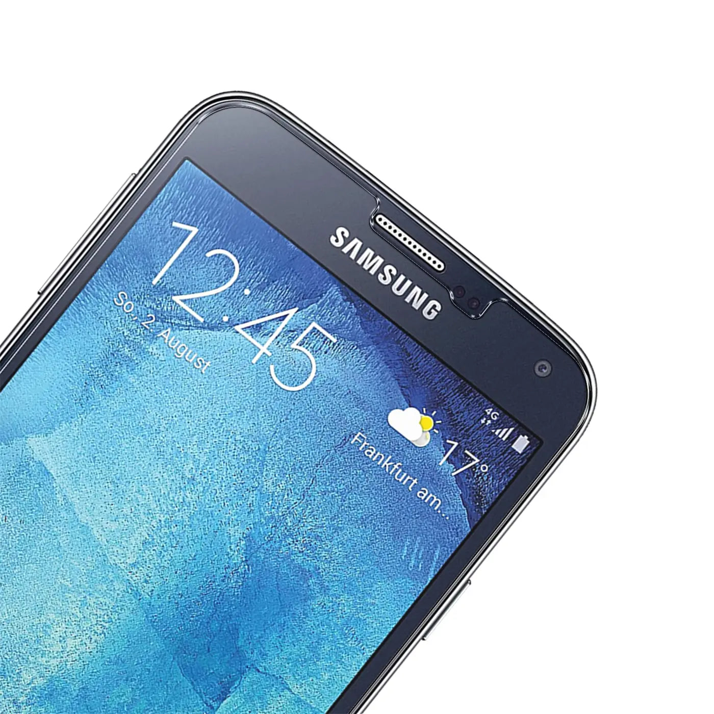 Nahaufnahme des oberen Bereichs eines schwarzen Samsung Galaxy S5 Smartphones mit blauem Display, schräg von oben.