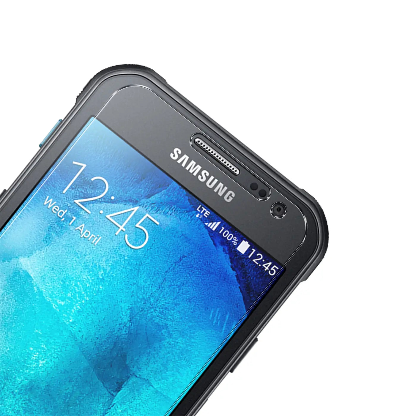 Nahaufnahme des oberen Bereichs eines schwarzen Samsung Galaxy Xcover 3 Smartphones mit blauem Display, schräg von oben.