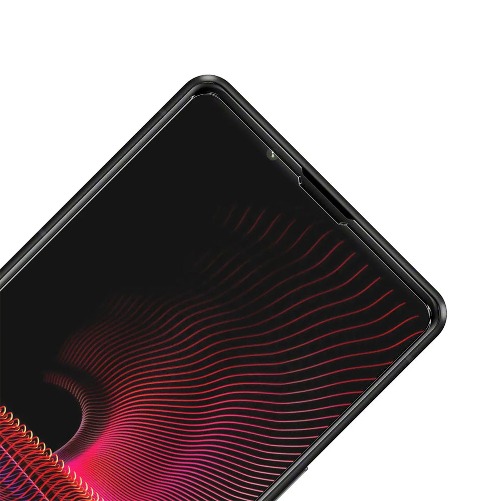 Schwarzes Sony Xperia 1 V mit Panzerglas-Displayschutz, schräg von oben rechts, rotes Wellenmuster auf Display.