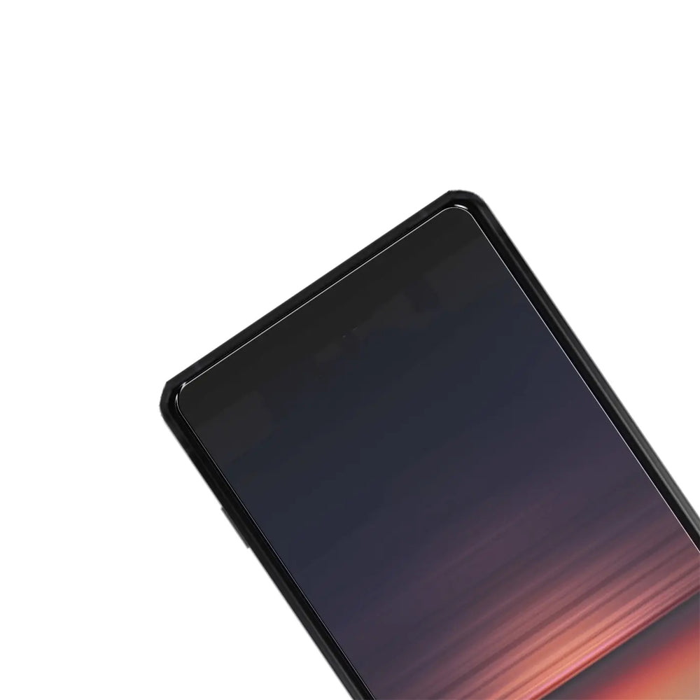 Schrägansicht des oberen rechten Bereichs eines Sony Xperia 5 II mit schwarzem Panzerglas Displayschutz auf weißem.