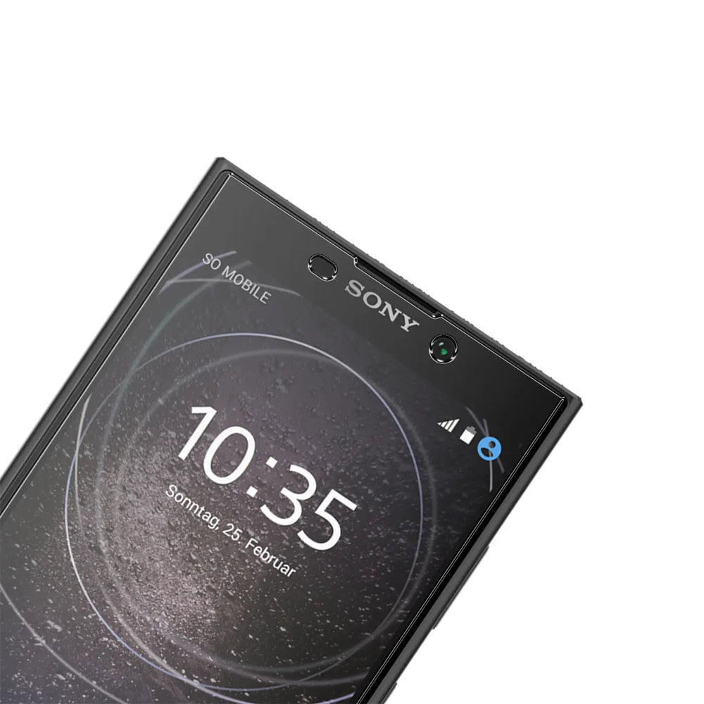 Nahaufnahme des oberen Bereichs eines schwarzen Sony Xperia L2 Smartphones mit Displayschutzfolie, schräg von oben.