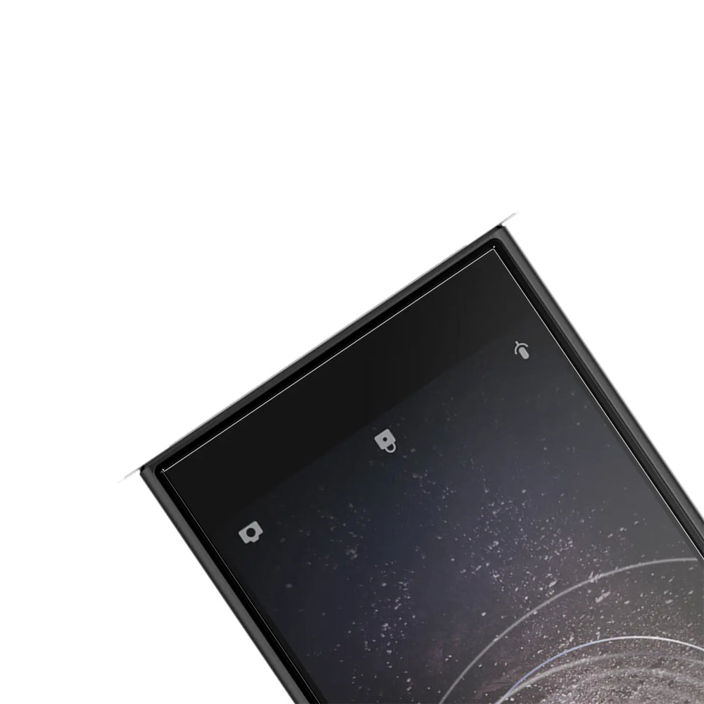 Nahaufnahme des oberen rechten Bereichs eines schwarzen Sony Xperia L2 mit Displayschutzfolie aus Glas, schräg von oben.