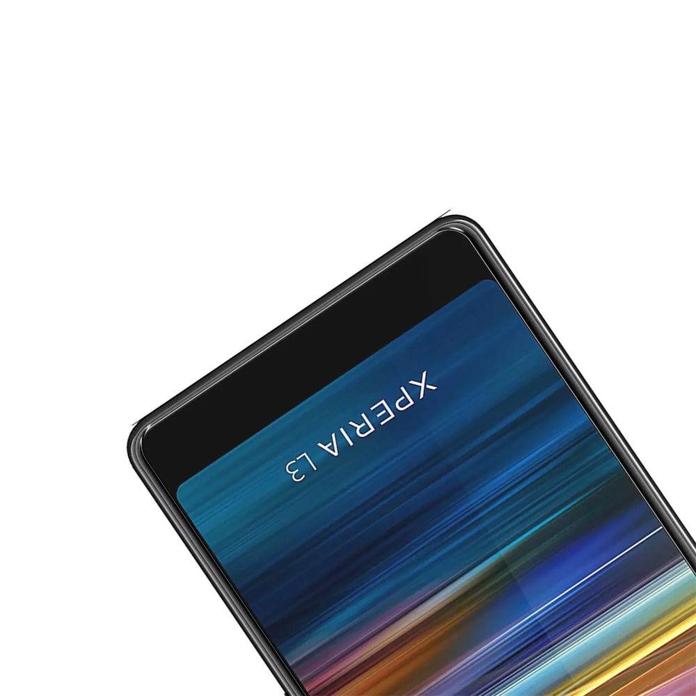 Nahaufnahme eines Sony Xperia L3 Smartphones, schräg von oben. Das Display zeigt "XPERIA L3" und ein abstraktes, blau-gelbes.