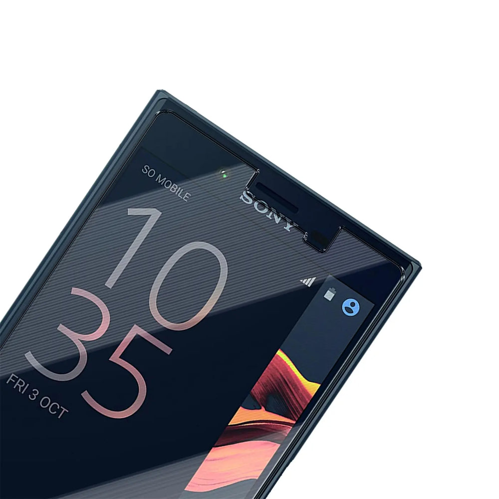 Nahaufnahme eines schwarzen Sony Xperia X Compact Smartphones mit Displayschutzfolie, schräg von oben.