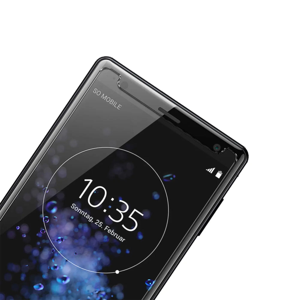 Nahaufnahme eines schwarzen Sony Xperia XZ2 mit Panzerglas-Displayschutz, schräg von oben rechts.