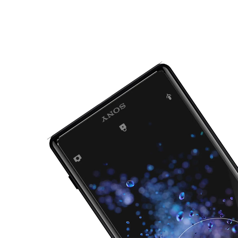 Nahaufnahme eines schwarzen Sony Xperia XZ2 Smartphones mit glänzendem Panzerglas-Displayschutz, schräg von oben.