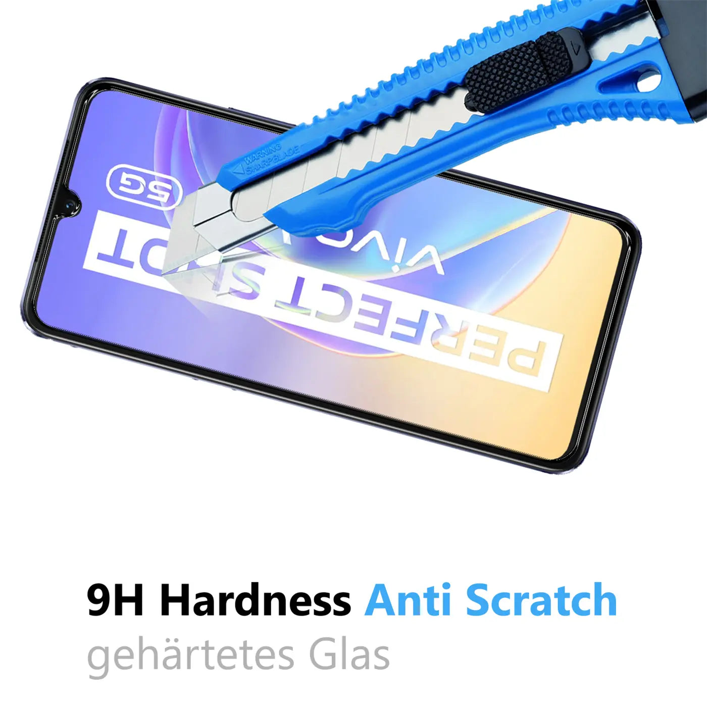 Blau-schwarzes Cuttermesser auf einem Vivo V21 5G Smartphone mit Panzerglas-Displayschutz, schräg von oben.