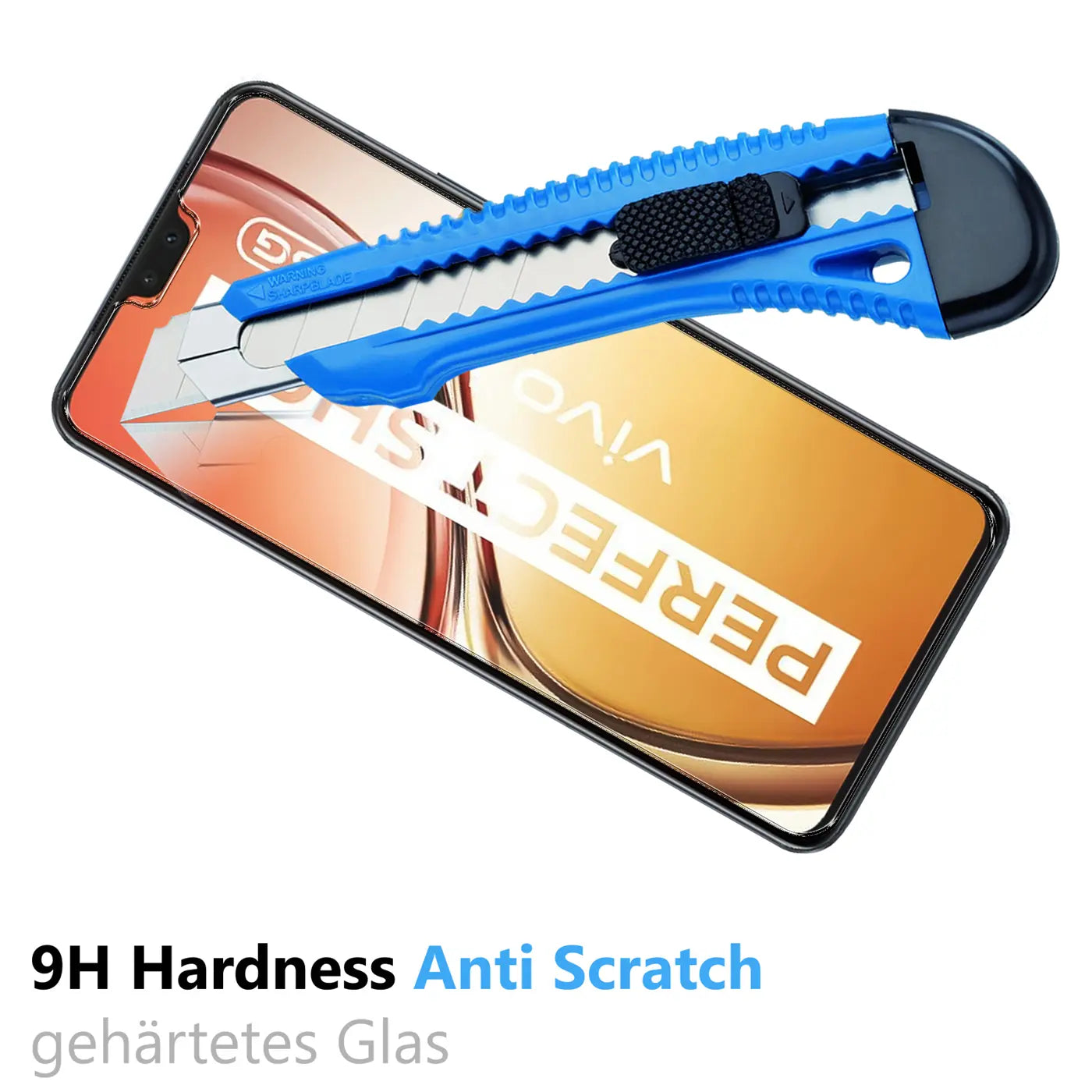Blaues Cuttermesser auf dem Display eines schwarzen Vivo V23 5G Smartphones, das auf einem weißen Hintergrund liegt.