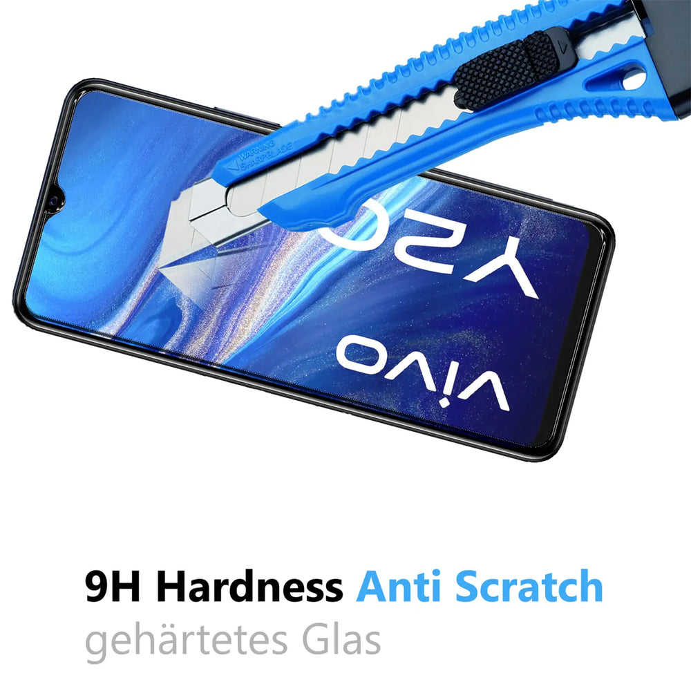 Blaues Cuttermesser auf dem Display eines schwarzen Vivo Y20s Smartphones, das einen Displayschutz aus Panzerglas hat.