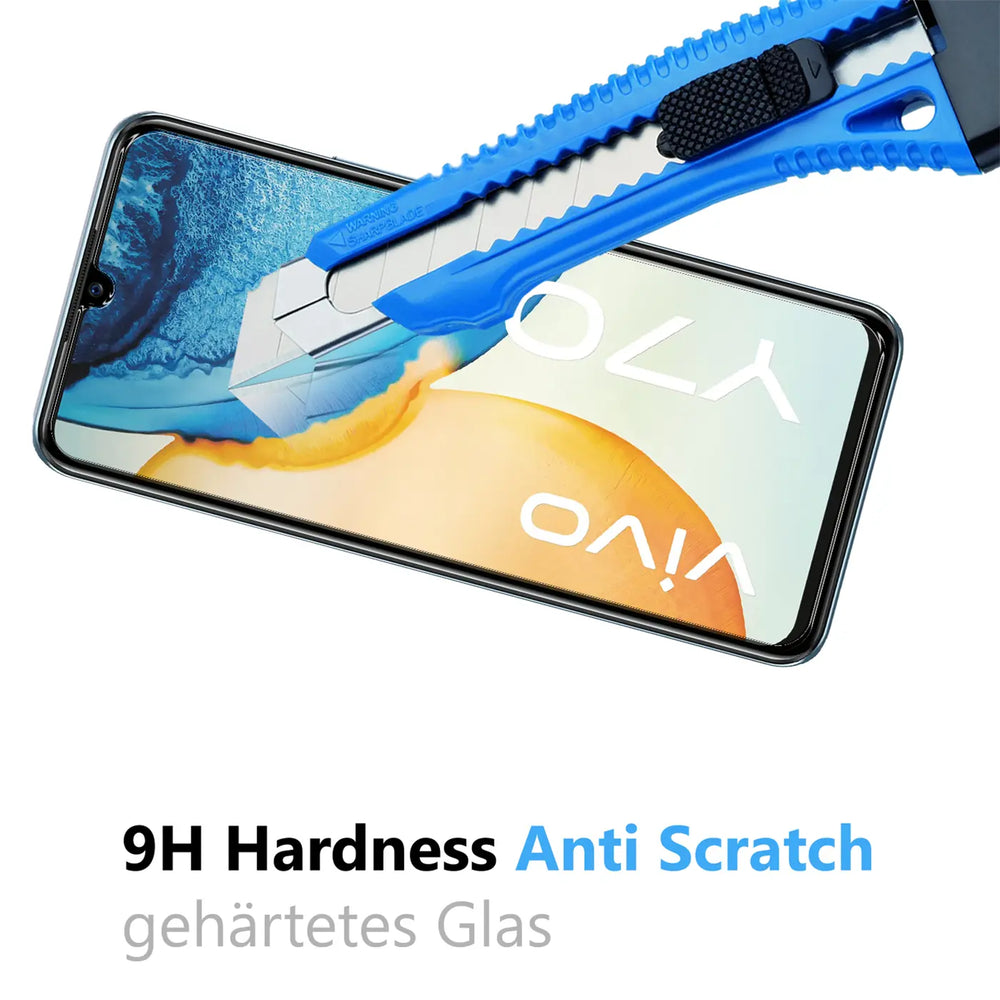 Blaues Cuttermesser auf einem Vivo Y70 Smartphone-Display mit Panzerglas, von oben rechts nach unten links.