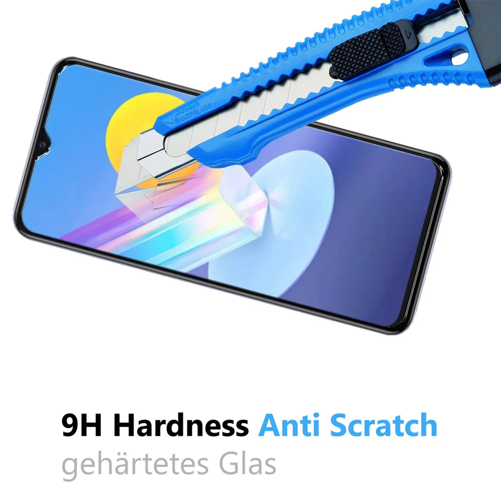 Blaues Cuttermesser auf einem Vivo Y72 5G Display mit Panzerglas, das Kratzern standhält. Schräge Aufsicht.