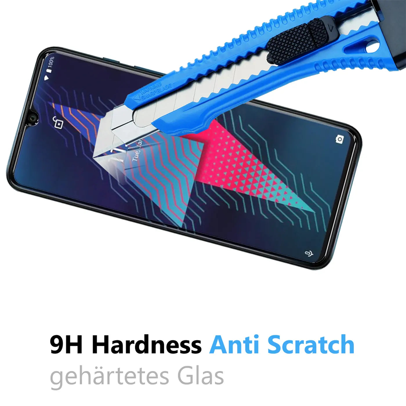 Blaues Cuttermesser auf dem Display eines schwarzen Wiko Power U30 Smartphones, das Panzerglas ist unversehrt.
