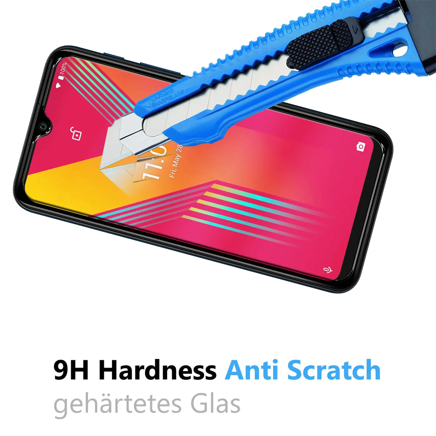 Schwarzes Wiko Y62 Smartphone mit Displayschutzfolie, von oben rechts. Ein blaues Cuttermesser kratzt auf dem Glas.