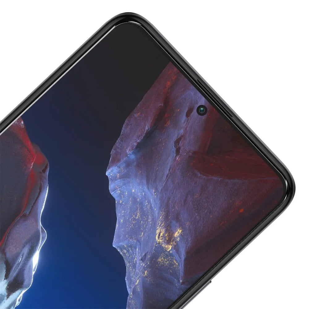 Nahaufnahme des oberen Bereichs eines Xiaomi Poco F5 5G mit schwarzem Panzerglas-Displayschutz, leicht schräg von oben.