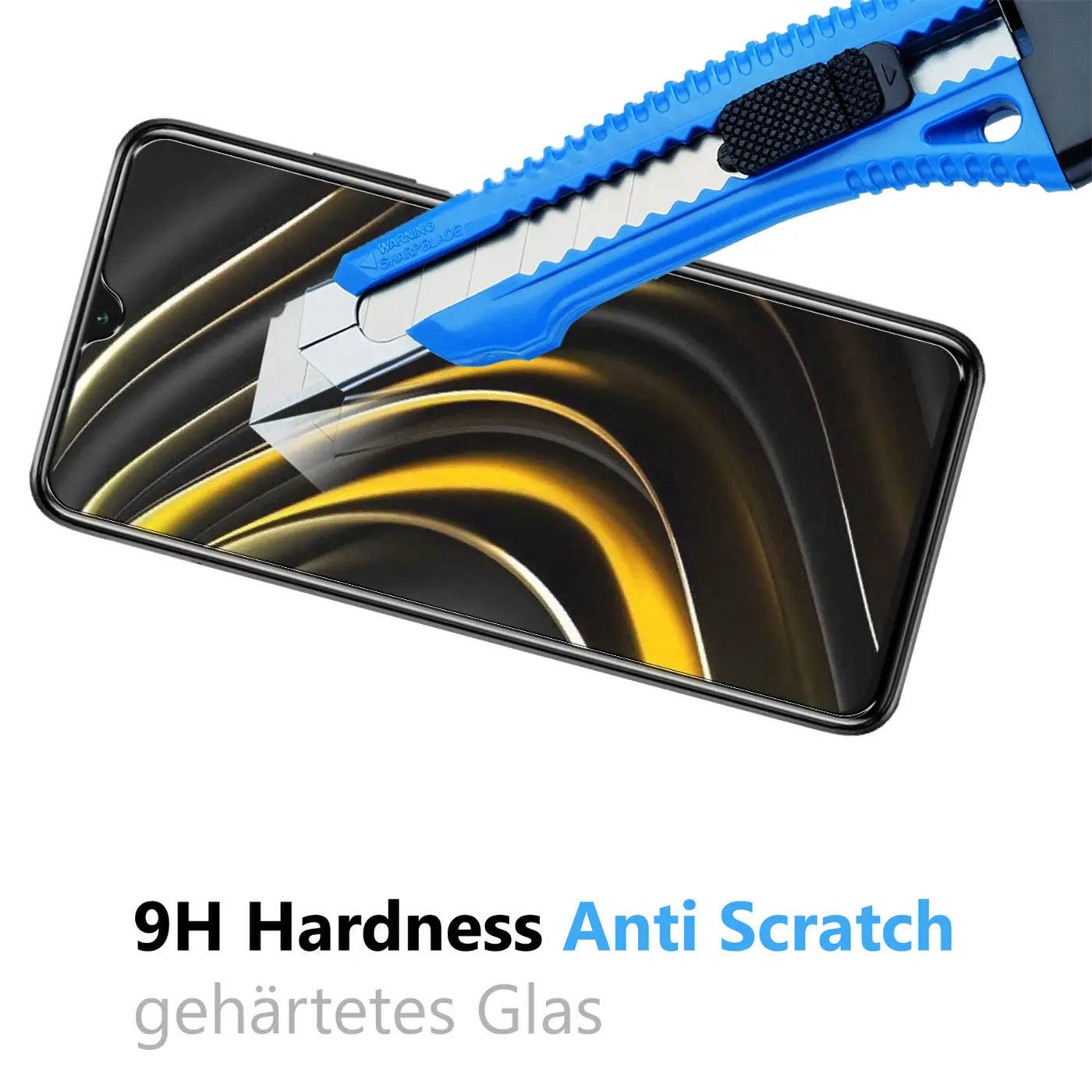 Schwarzes Xiaomi Poco M3 Smartphone mit Panzerglas-Displayschutz, von oben rechts schneidet ein blaues Cuttermesser ins Glas.