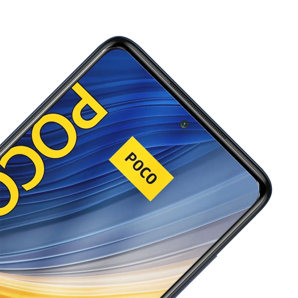 Oberer Teil eines schwarzen Xiaomi Poco X3 Pro Smartphones, Display mit gelbem "POCO" Logo, schräg von oben.