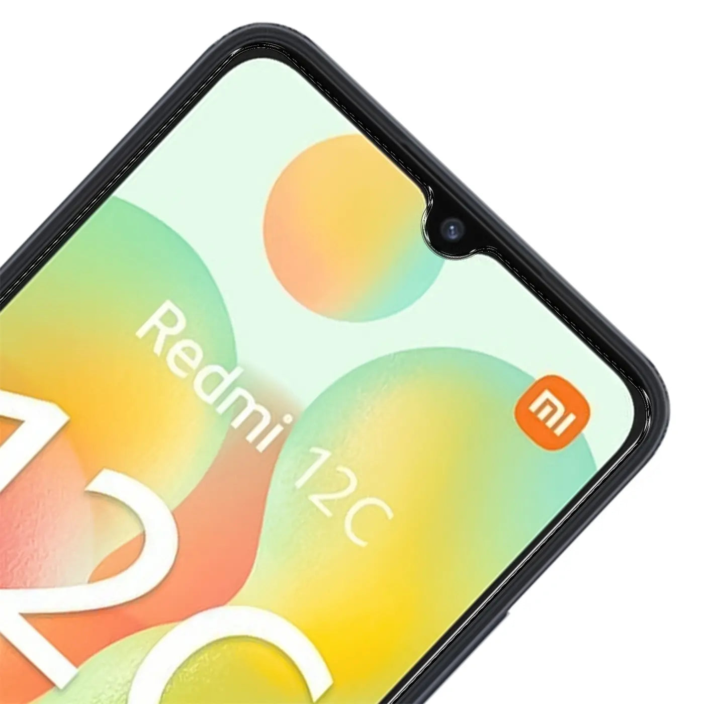 Nahaufnahme des oberen Teils eines schwarzen Xiaomi Redmi 12C Smartphones mit Display und Frontkamera.