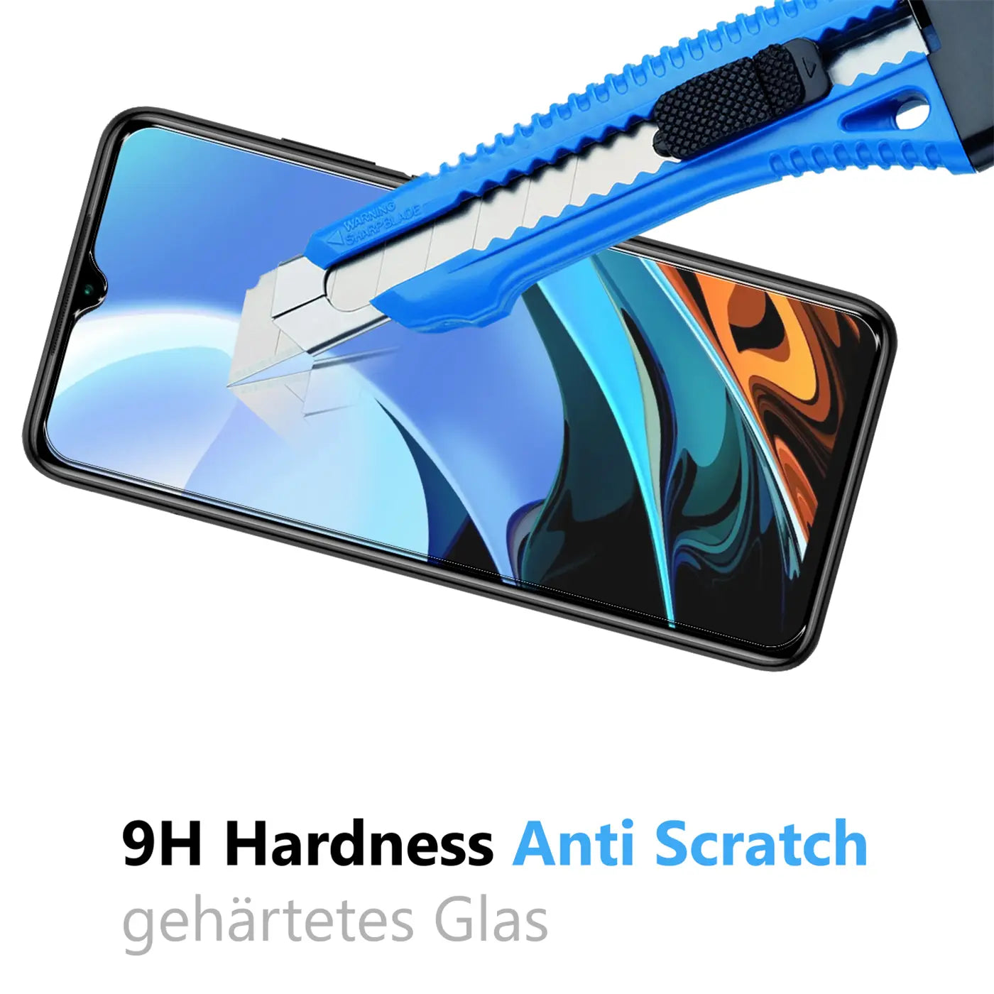 Schwarzes Xiaomi Redmi 9T Smartphone mit blauem Cuttermesser auf dem Display, schräg von oben.