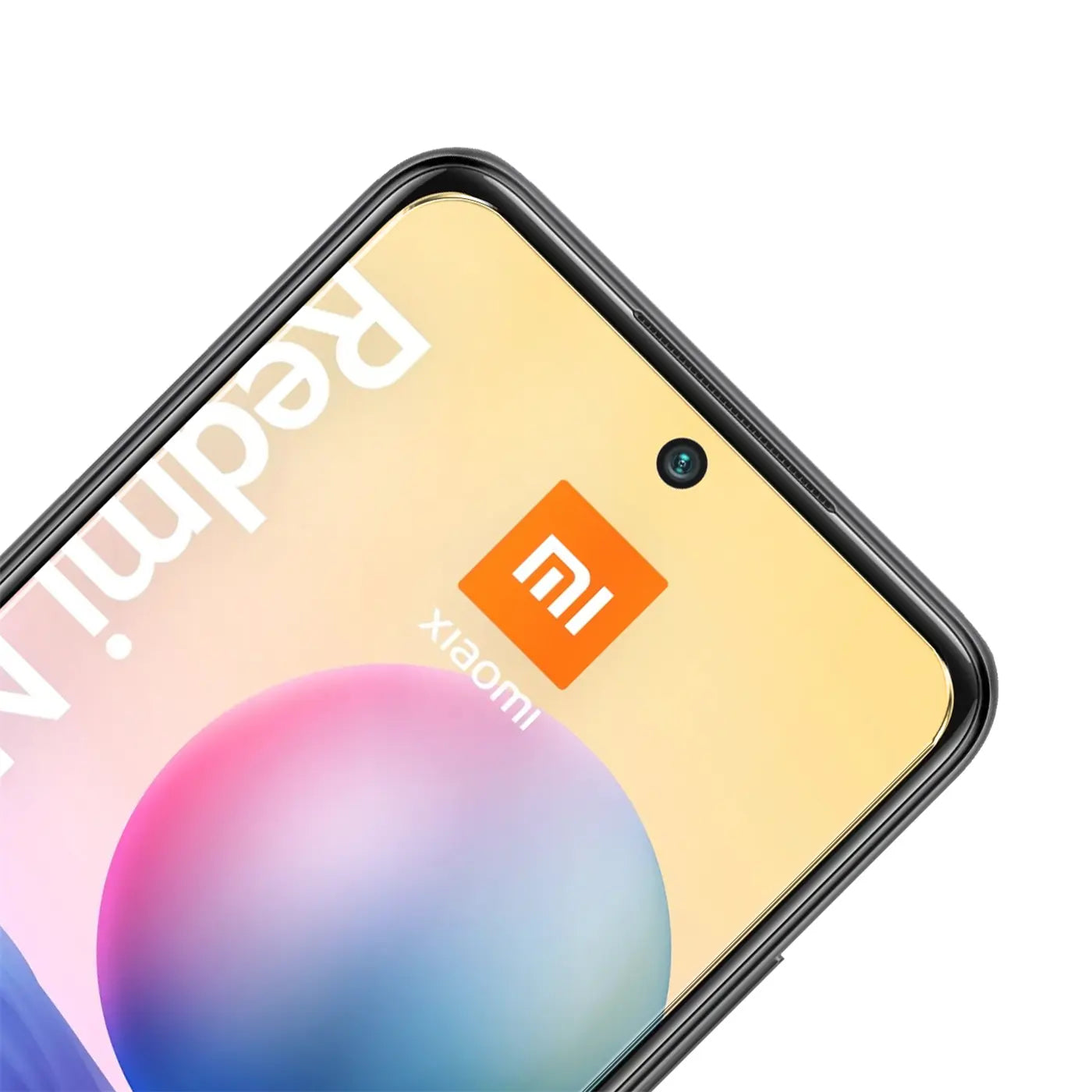 Nahaufnahme des oberen Bereichs eines schwarzen Xiaomi Redmi Note 10 5G Handys, Display mit Xiaomi Logo und.