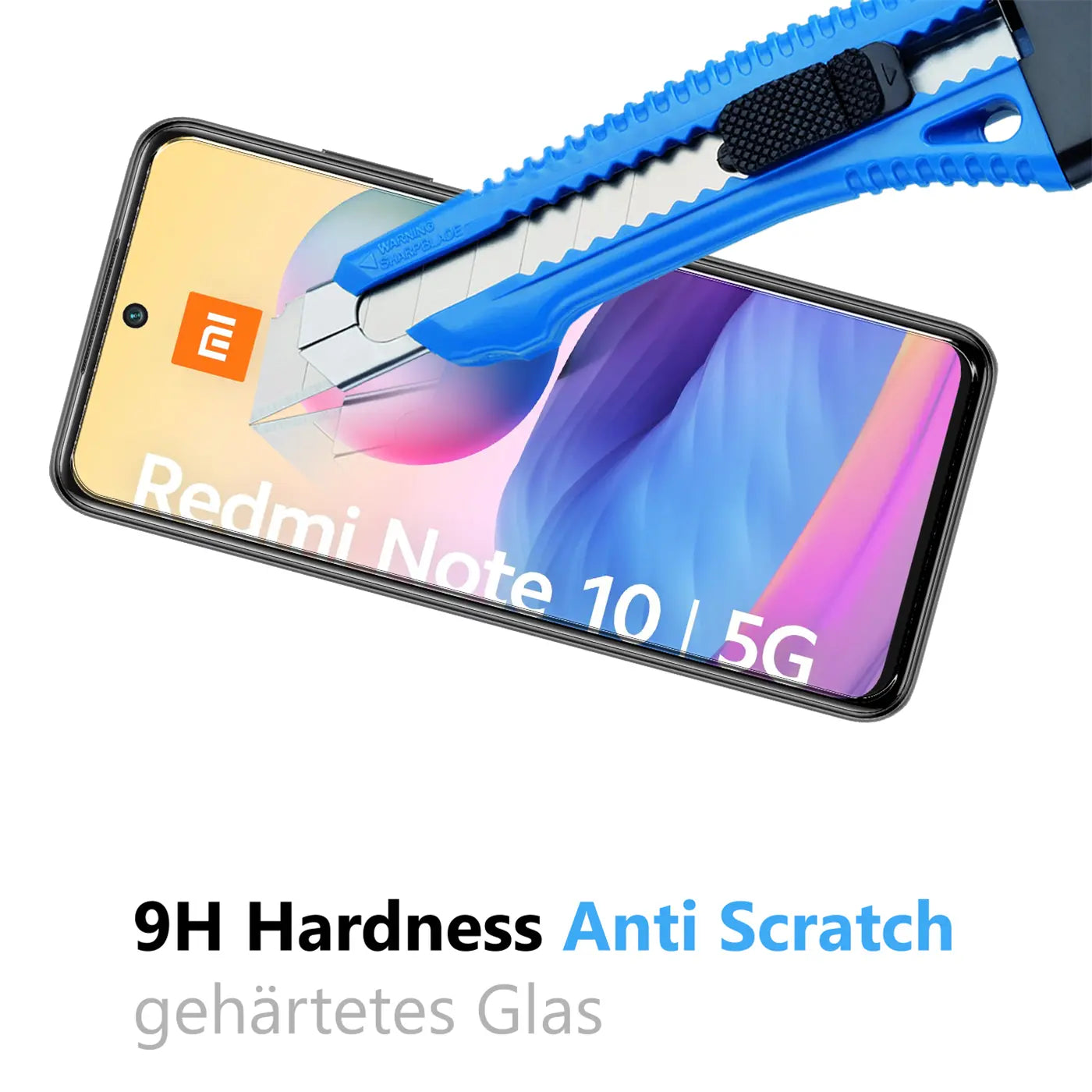 Schwarzes Xiaomi Redmi Note 10 5G mit Displayschutzfolie, die von einem blauen Cuttermesser zerkratzt wird.
