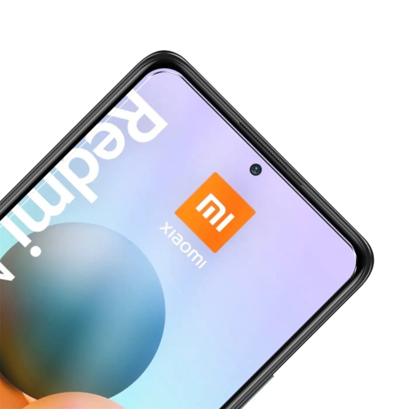 Obere rechte Ecke eines Xiaomi Redmi Note 10 Pro mit schwarzem Rahmen und Displayschutz, schräg von oben.