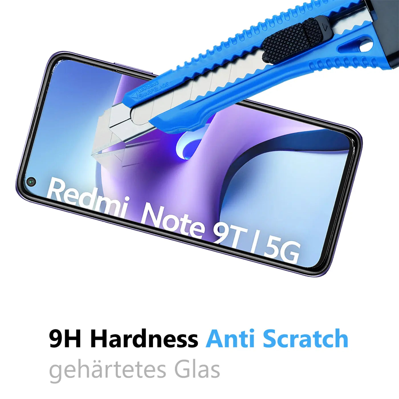 Blaues Cuttermesser auf dem Display eines Xiaomi Redmi Note 9T, das Kratzfestigkeit des Panzerglases demonstriert.