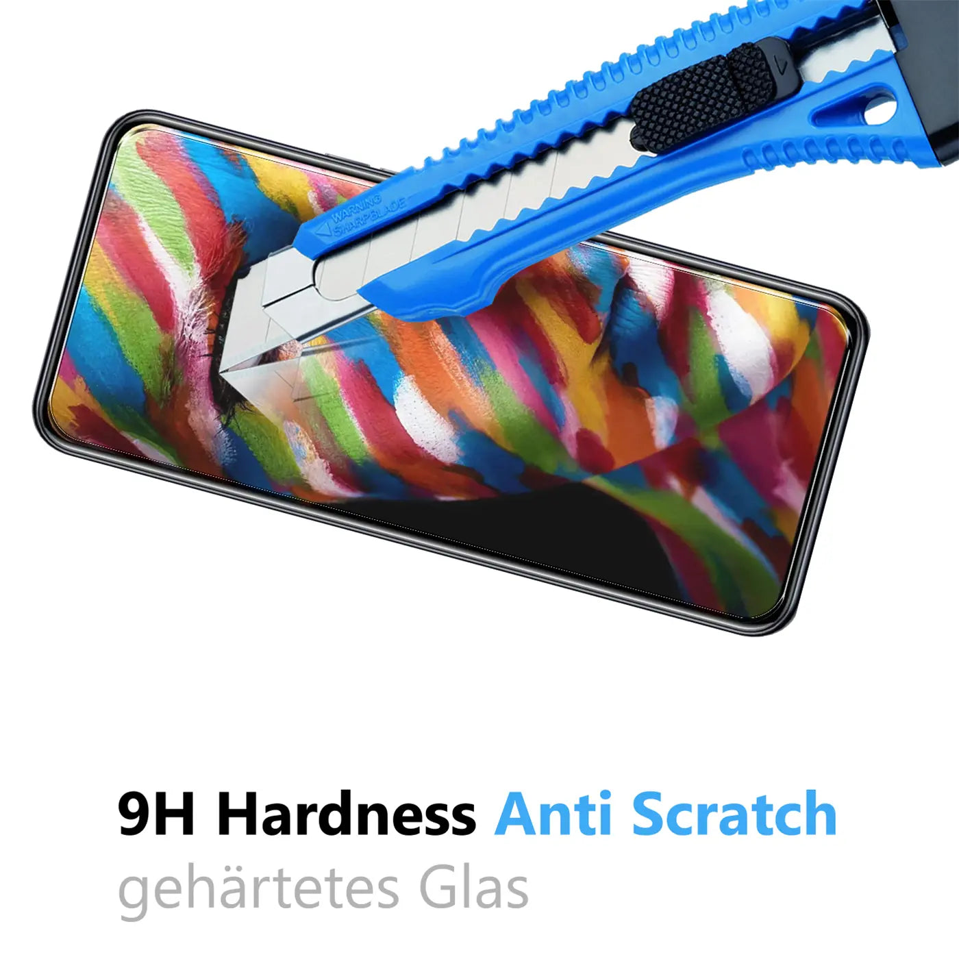 Blaues Cuttermesser zerkratzt ein ZTE Axon 20 Display mit buntem Hintergrund, das Panzerglas ist beschädigt.