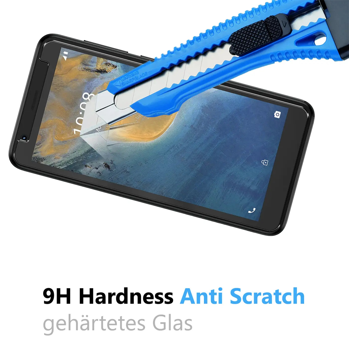 Schwarzes ZTE Blade A31 Lite Smartphone mit blauem Cuttermesser, das auf dem Displayschutz aus gehärtetem Glas kratzt.