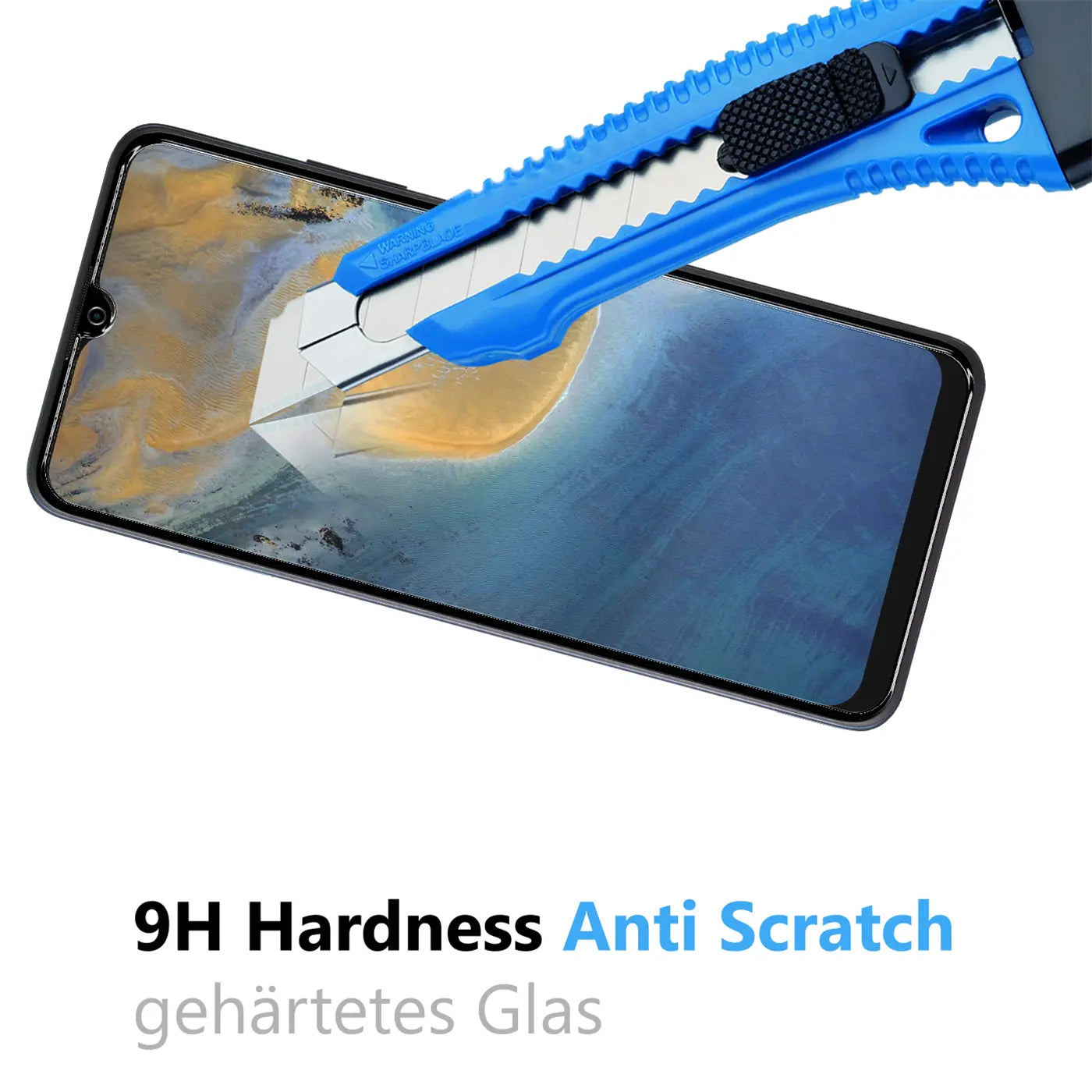 Schwarzes ZTE Blade A51 Smartphone mit Panzerglas-Displayschutz, von oben rechts mit blauem Cuttermesser zerkratzt.