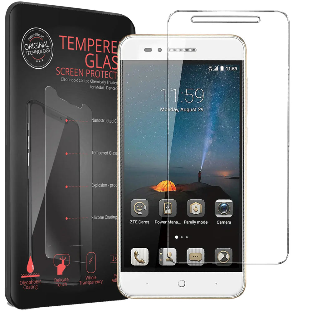 Zwei transparente Panzergläser neben einem weißen ZTE Blade A612 Smartphone und schwarzer Verpackung, schräg von vorne.