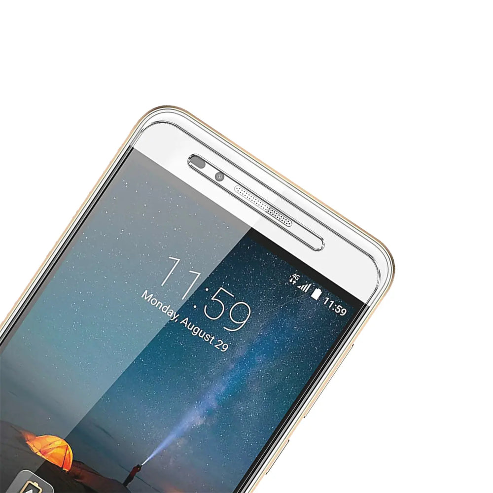 Nahaufnahme eines ZTE Blade A612 Smartphones mit transparentem Panzerglas-Displayschutz, schräg von oben.