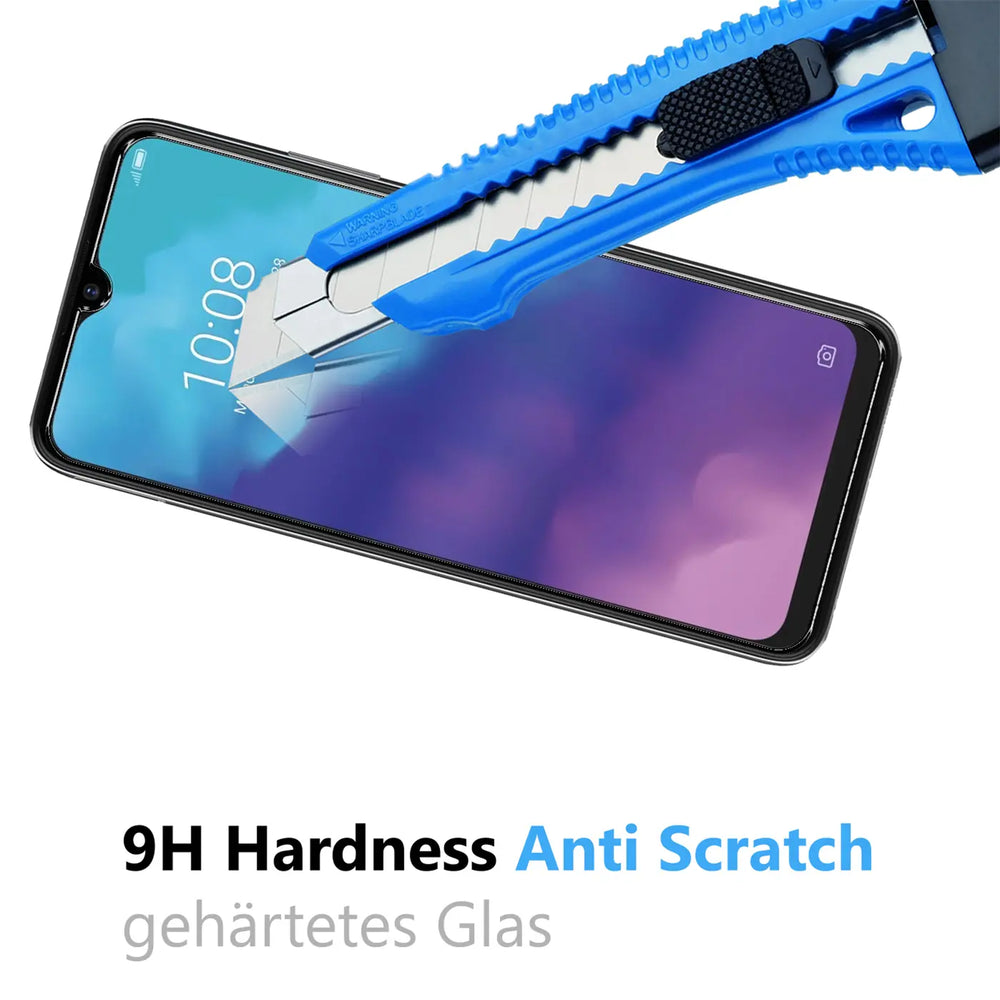 Blaues Cuttermesser auf schwarzem ZTE Blade V30 Vita Handy-Display, schräg von oben, zeigt Kratzfestigkeit.