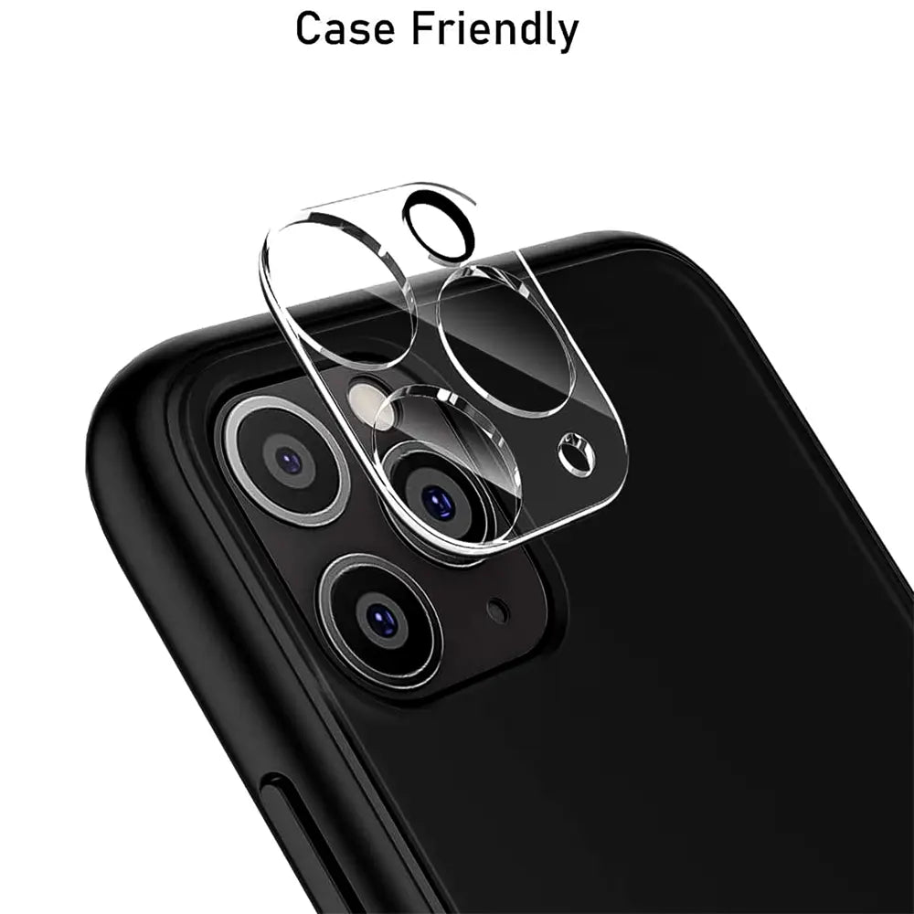 Kamera-Schutzglas aus transparentem Material auf schwarzem iPhone 11 Pro Max, Nahaufnahme.