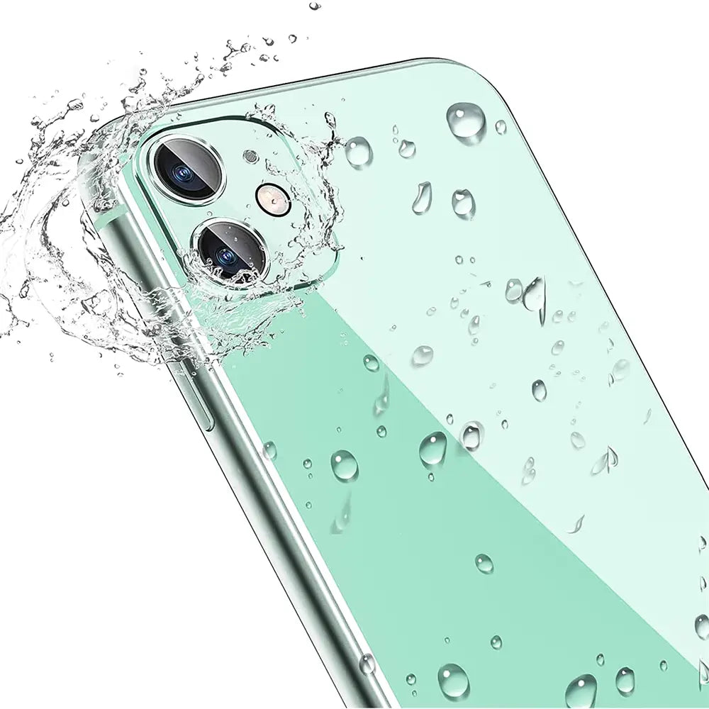 Grünes iPhone 11/12 Mini, Rückseite mit Wassertropfen, Nahaufnahme von oben.