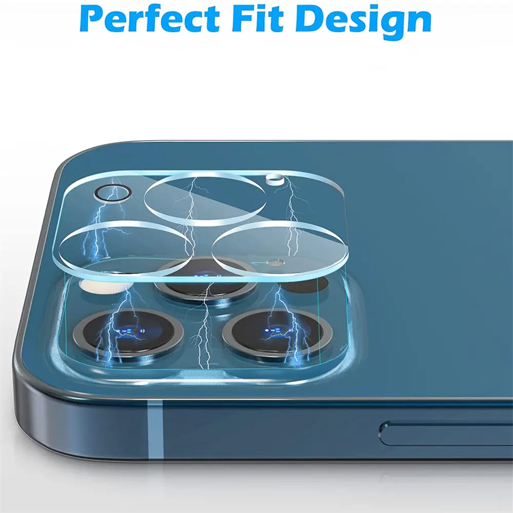 Kamera-Schutzglas aus Glas auf blauem iPhone 12 Pro Max, Nahaufnahme von oben.