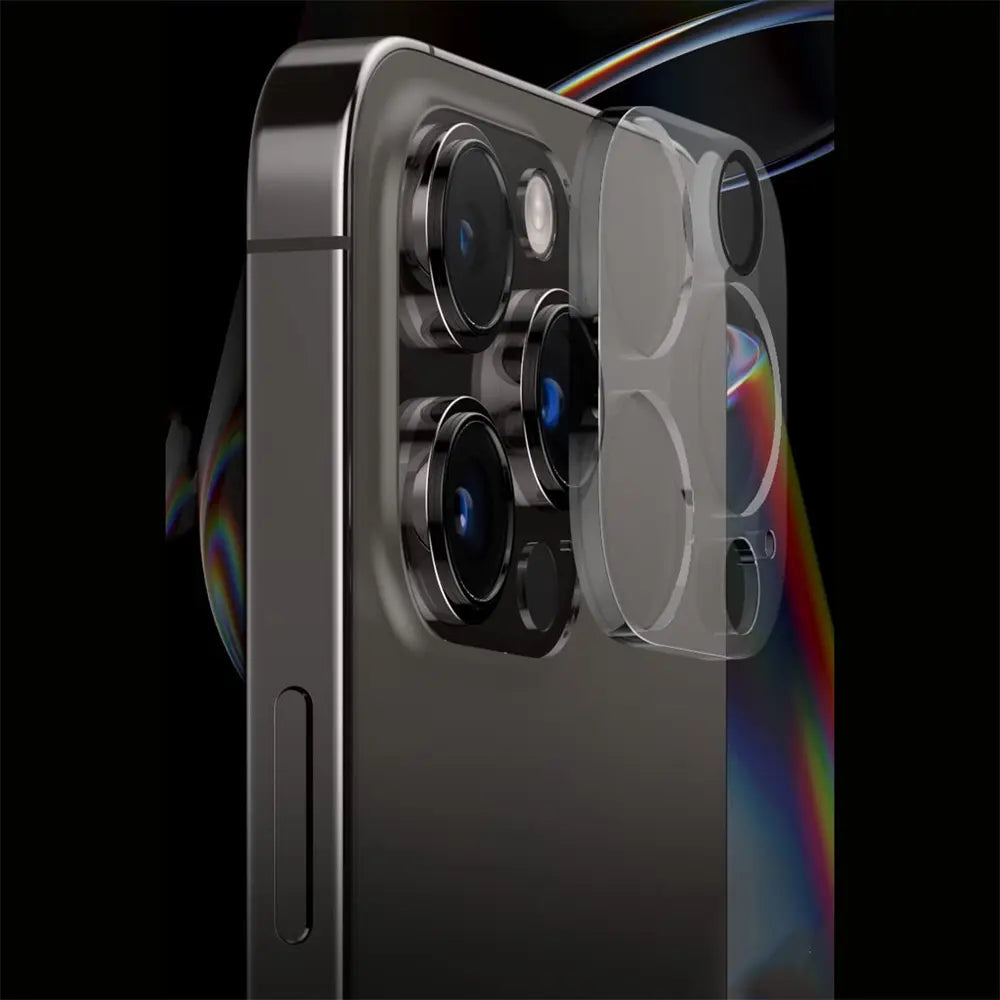 iPhone 14 Pro Max Kamera mit transparentem Schutzglas, Nahaufnahme von hinten, dunkles Gehäuse