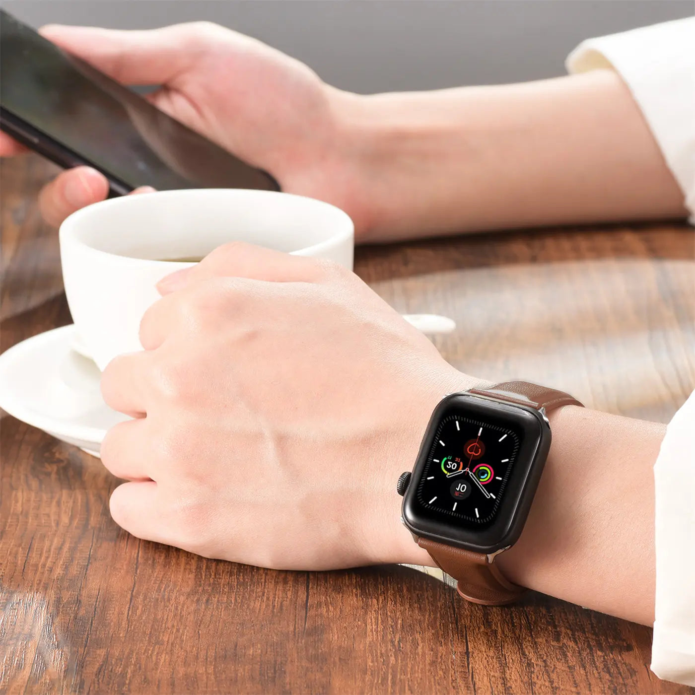 Braunes Lederarmband an Apple Watch, von vorne links gesehen.