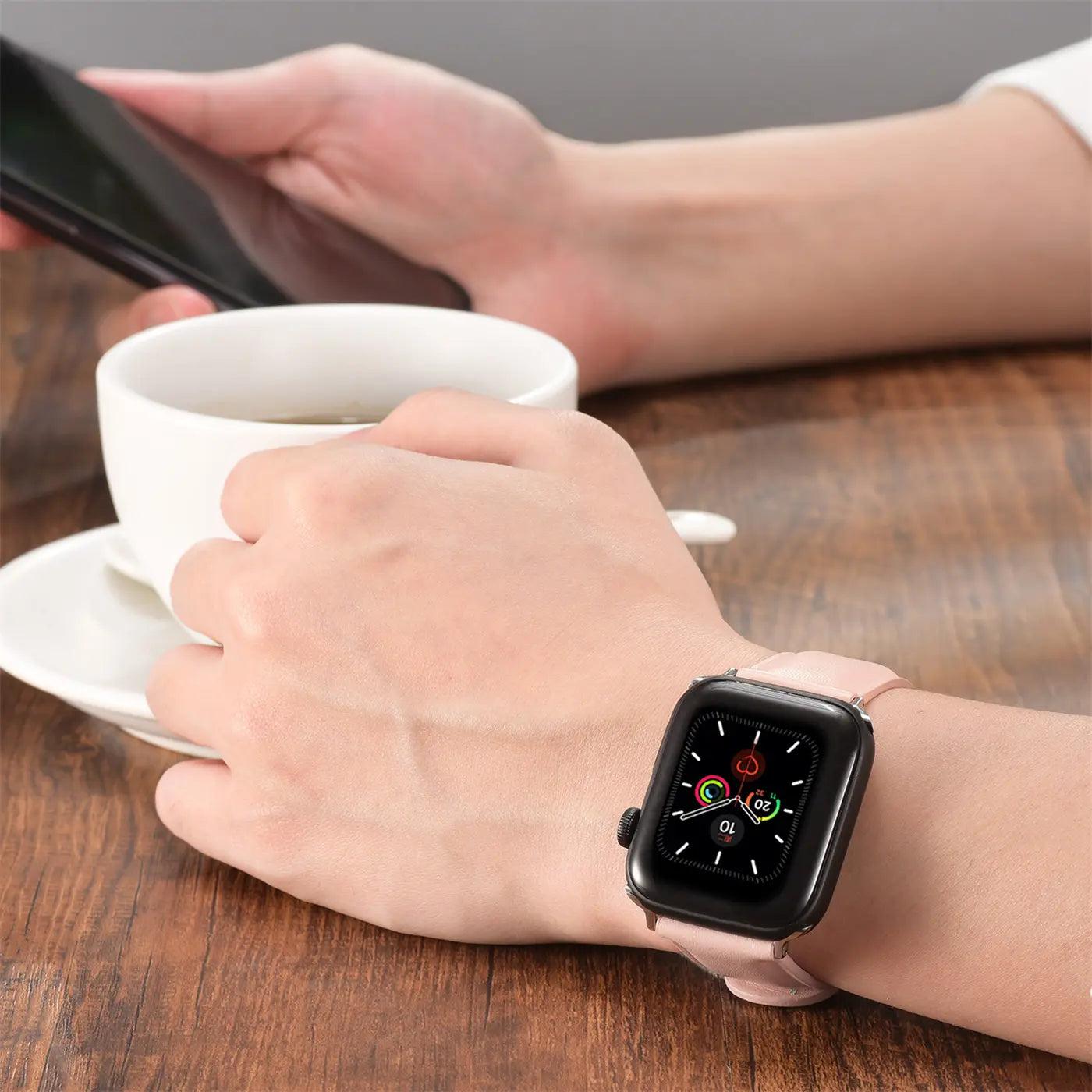 Rosa Lederarmband an Apple Watch, Nahaufnahme, von oben