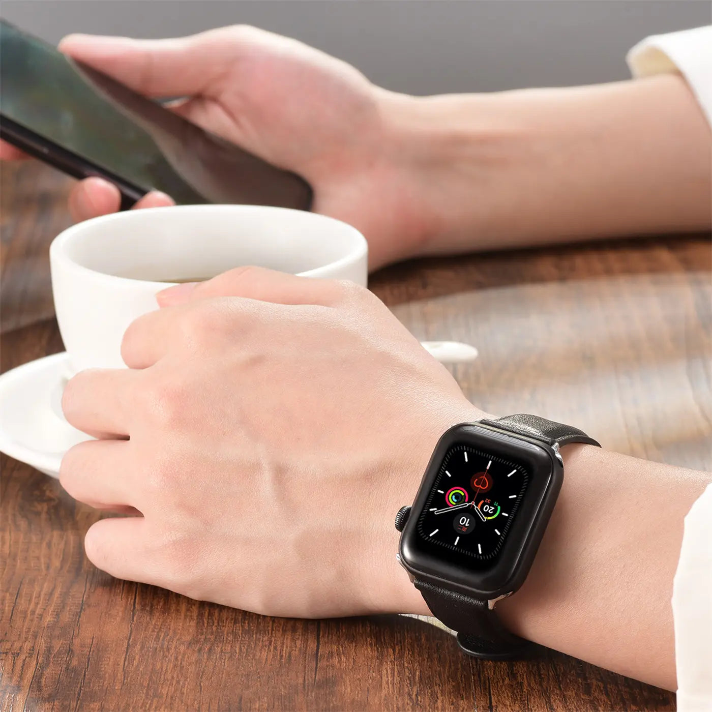 Schwarzes Lederarmband an Apple Watch, aus der Nähe, am Handgelenk einer Person.